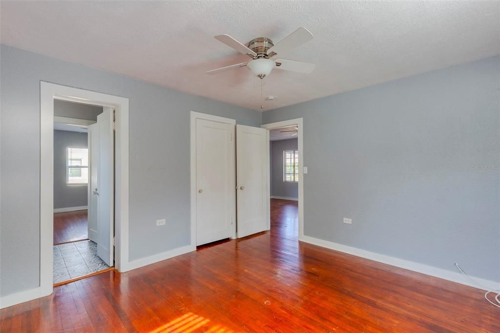 Active With Contract: $2,000 (2 beds, 1 baths, 868 Square Feet)