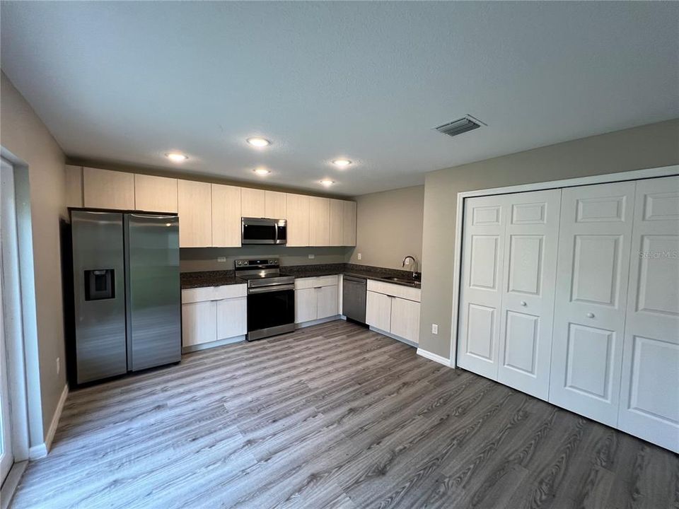 Recently Rented: $1,599 (3 beds, 2 baths, 1371 Square Feet)
