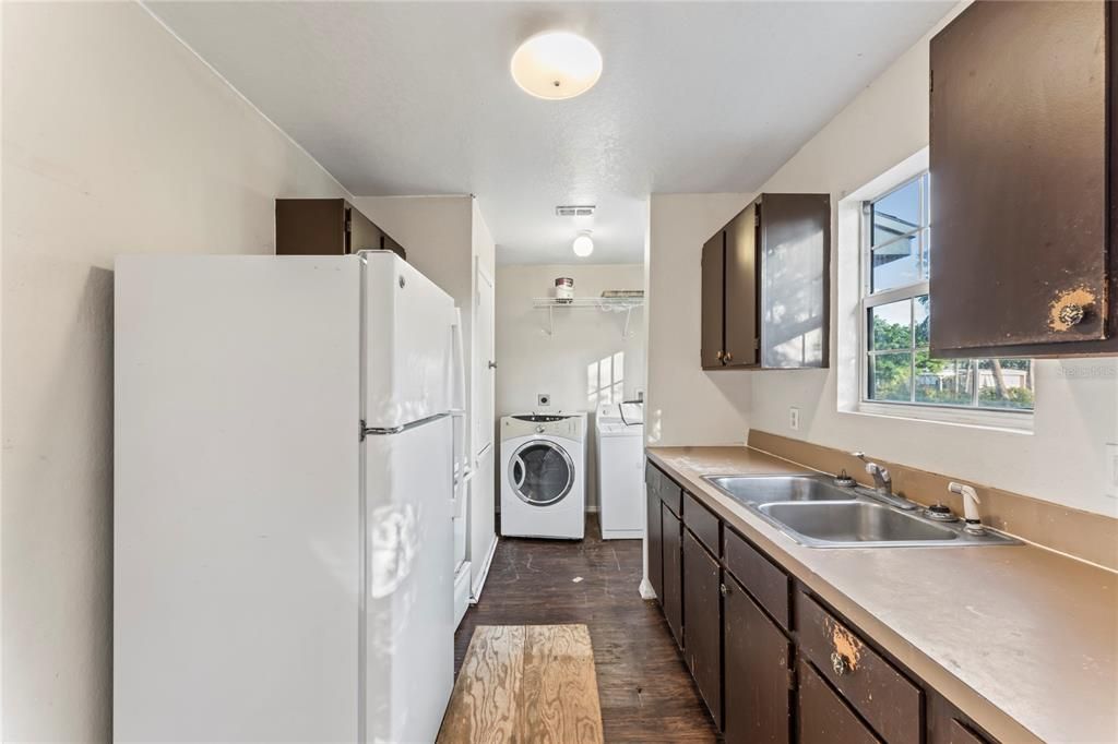 Active With Contract: $165,000 (3 beds, 2 baths, 984 Square Feet)