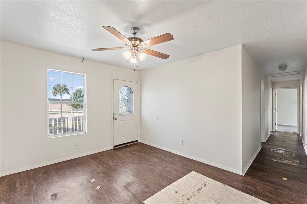 Active With Contract: $165,000 (3 beds, 2 baths, 984 Square Feet)