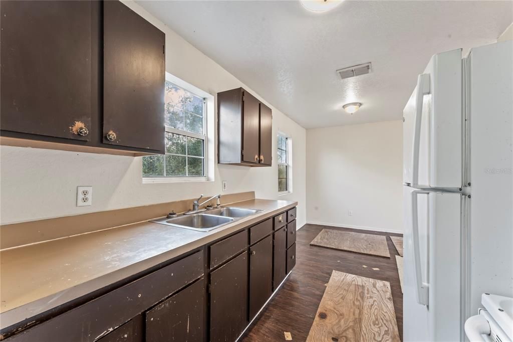 Active With Contract: $165,000 (3 beds, 2 baths, 984 Square Feet)