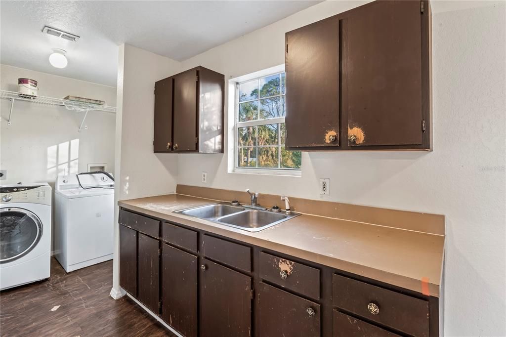 Active With Contract: $165,000 (3 beds, 2 baths, 984 Square Feet)