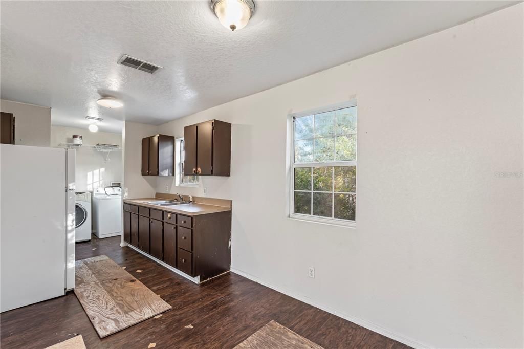 Active With Contract: $165,000 (3 beds, 2 baths, 984 Square Feet)