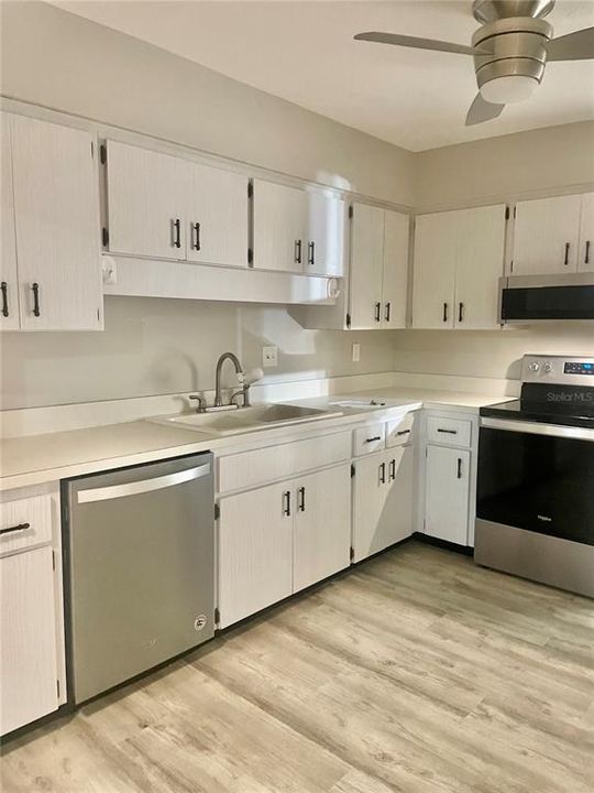 Active With Contract: $129,900 (2 beds, 2 baths, 1144 Square Feet)