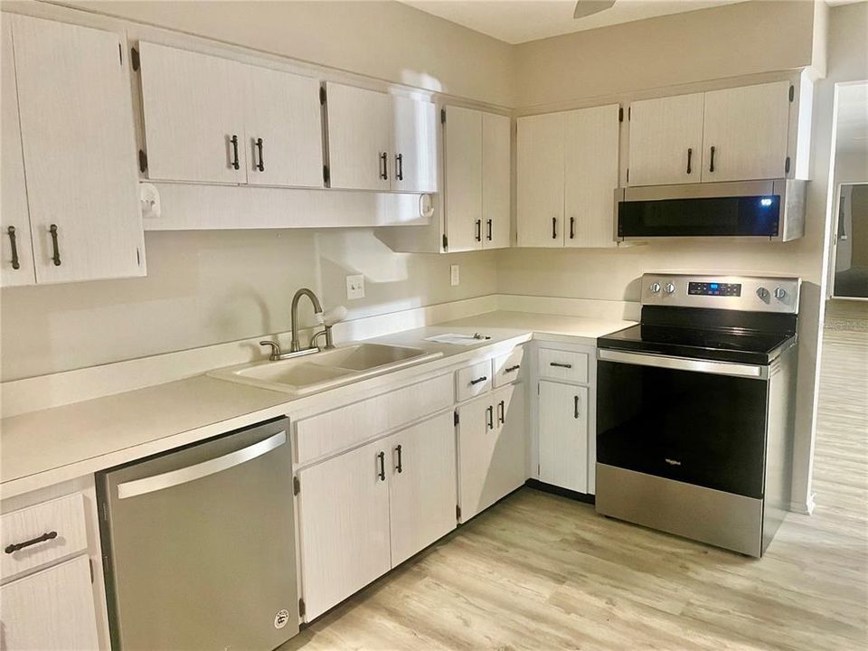 Active With Contract: $129,900 (2 beds, 2 baths, 1144 Square Feet)