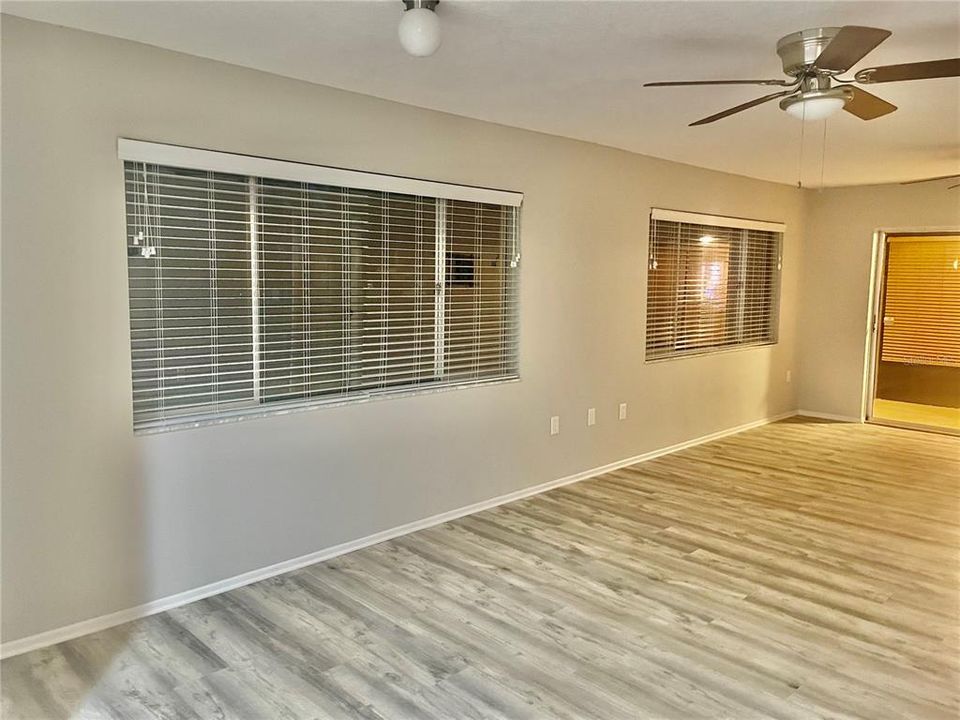 Active With Contract: $129,900 (2 beds, 2 baths, 1144 Square Feet)