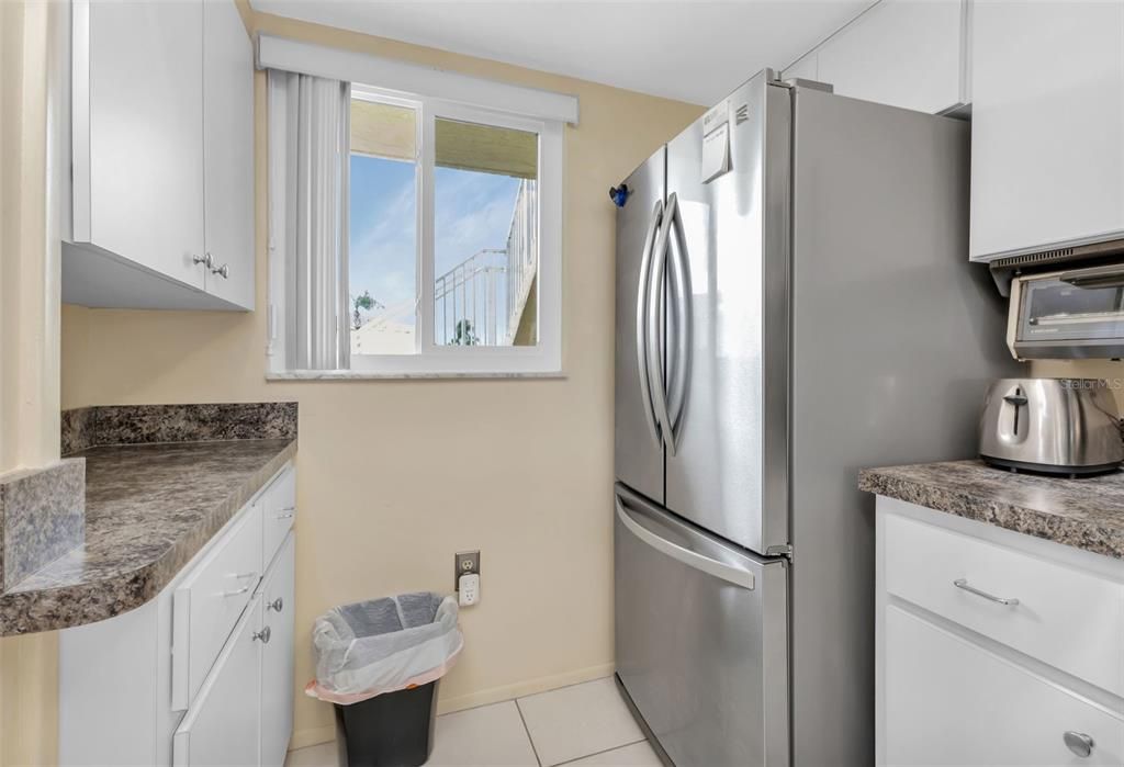 For Sale: $190,000 (2 beds, 2 baths, 871 Square Feet)