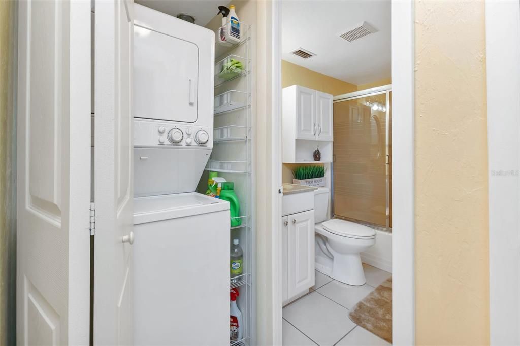 For Sale: $190,000 (2 beds, 2 baths, 871 Square Feet)