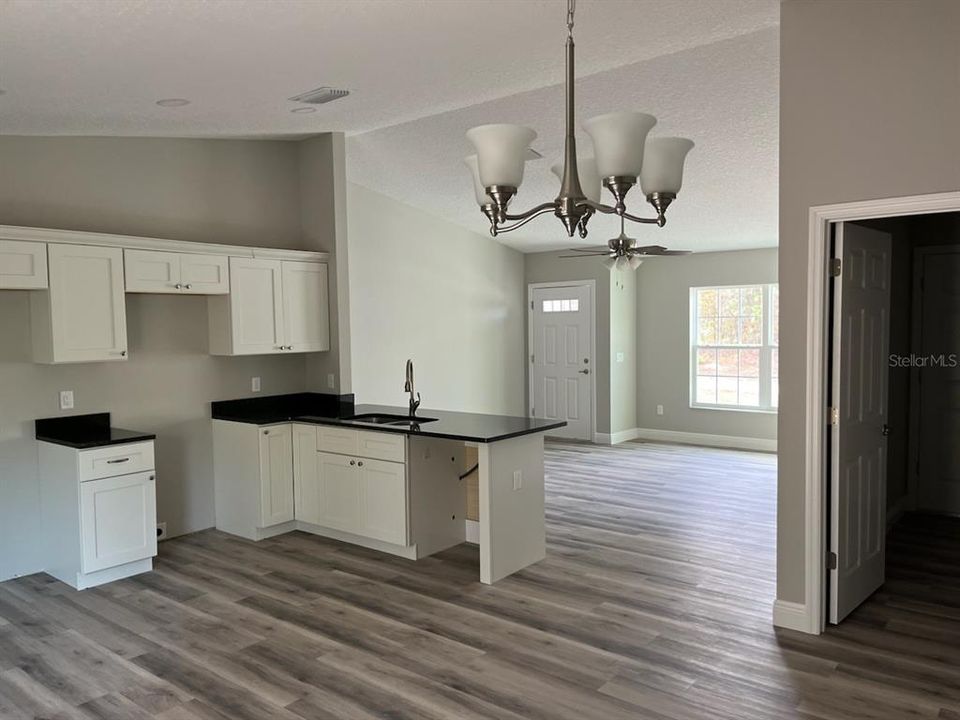 Active With Contract: $249,900 (3 beds, 2 baths, 1405 Square Feet)