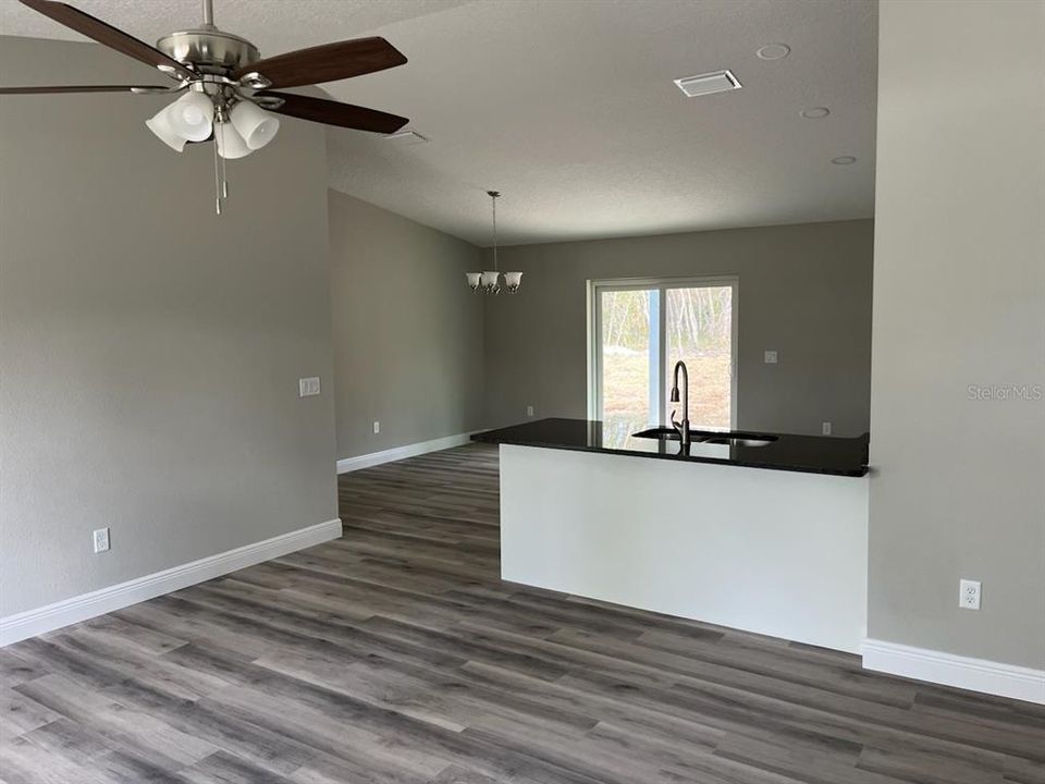 Active With Contract: $249,900 (3 beds, 2 baths, 1405 Square Feet)