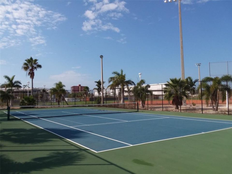 Tennis / pickleball courts