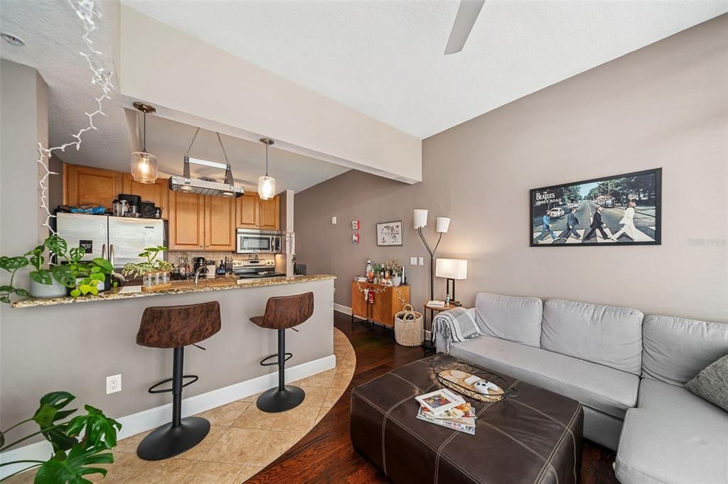 For Sale: $225,000 (1 beds, 1 baths, 644 Square Feet)