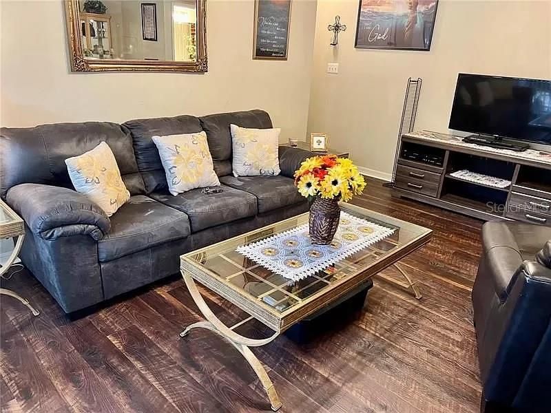 Active With Contract: $155,000 (1 beds, 1 baths, 729 Square Feet)