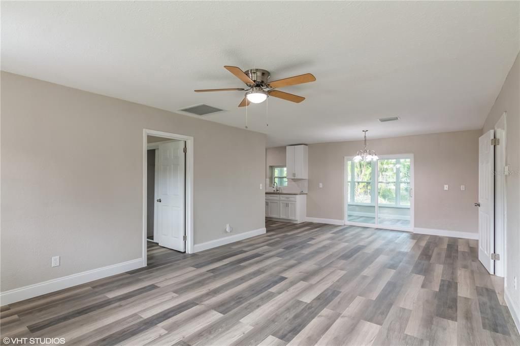 LIVING ROOM/DINING ROOM