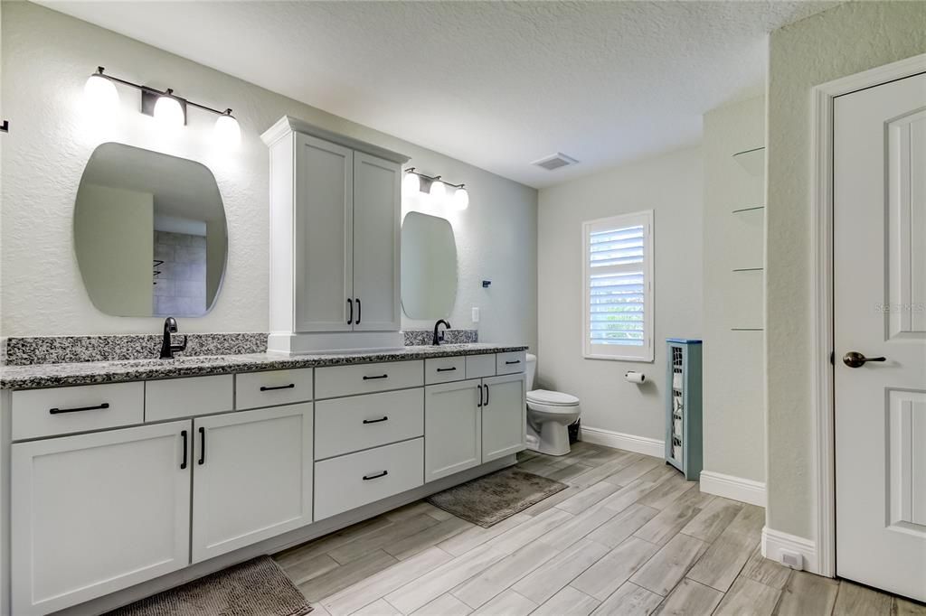 Dual Sinks, linen closet in En-Suite