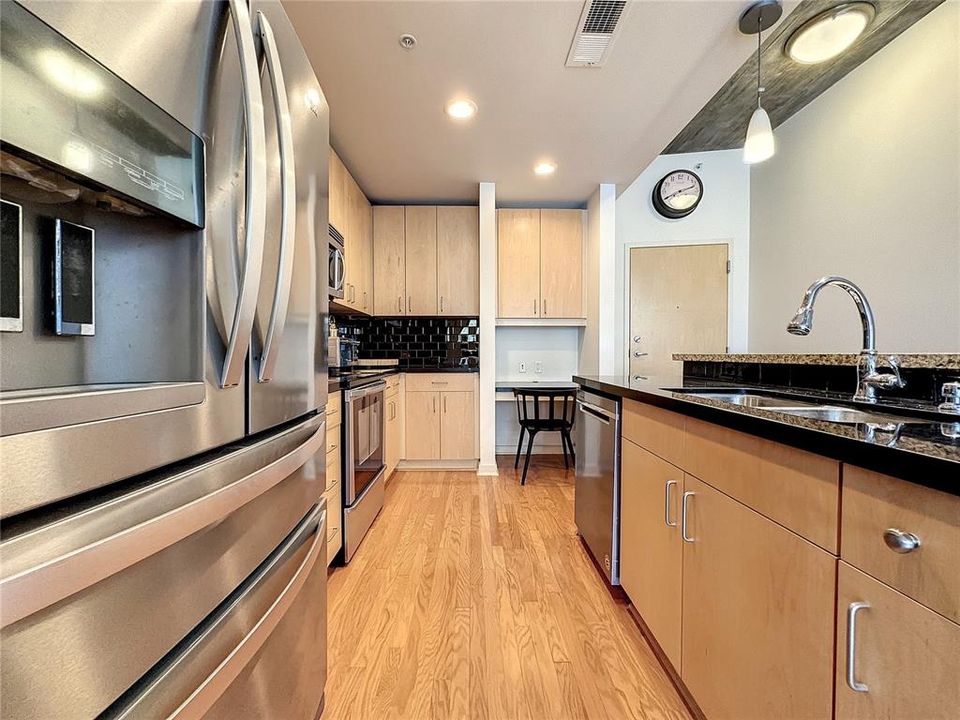 For Sale: $285,900 (1 beds, 1 baths, 804 Square Feet)