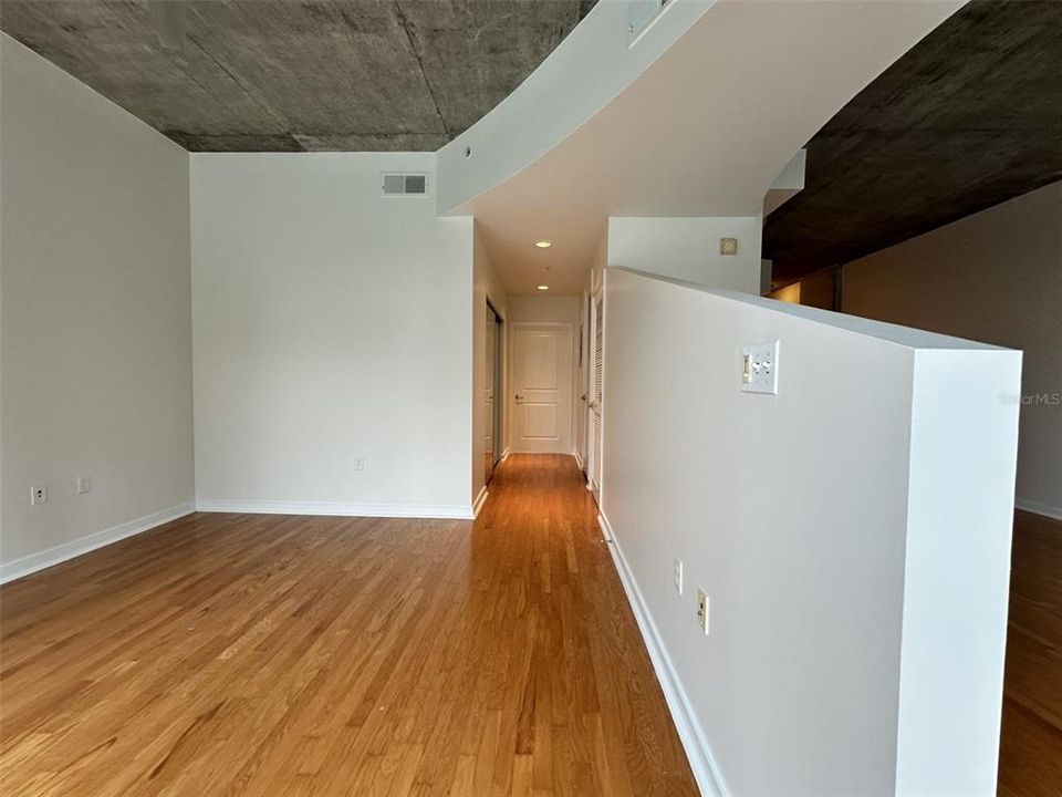 For Sale: $285,900 (1 beds, 1 baths, 804 Square Feet)
