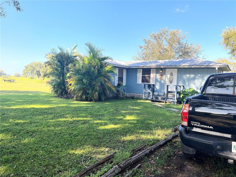 Recently Sold: $300,000 (2 beds, 1 baths, 912 Square Feet)