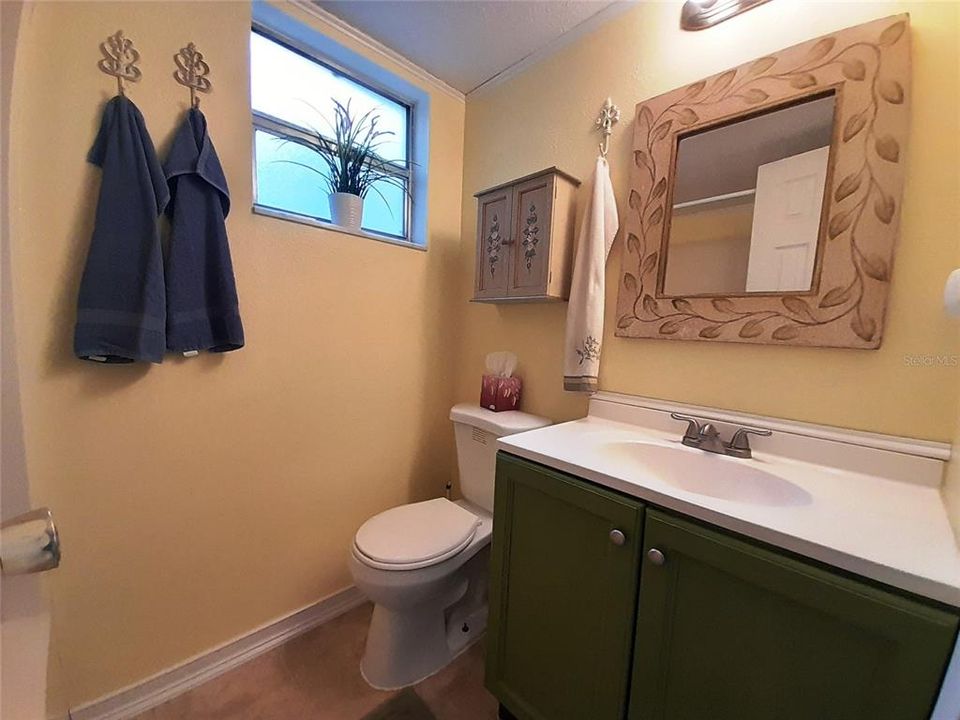 Master En-Suite Bathroom w/Shower & Tub