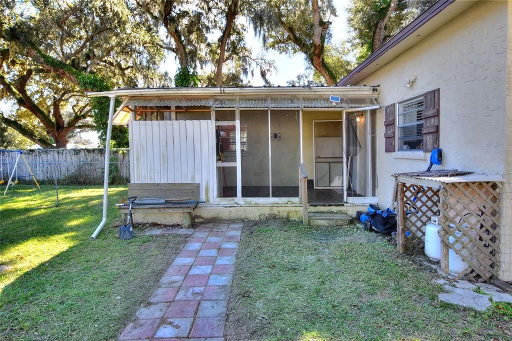 Active With Contract: $179,900 (2 beds, 1 baths, 1016 Square Feet)