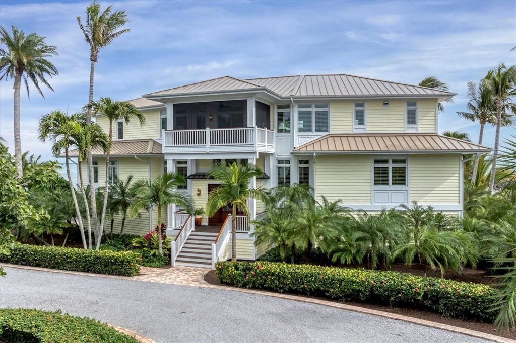 Recently Sold: $16,995,000 (5 beds, 3 baths, 4611 Square Feet)