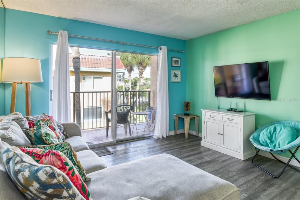 For Sale: $324,000 (2 beds, 2 baths, 968 Square Feet)