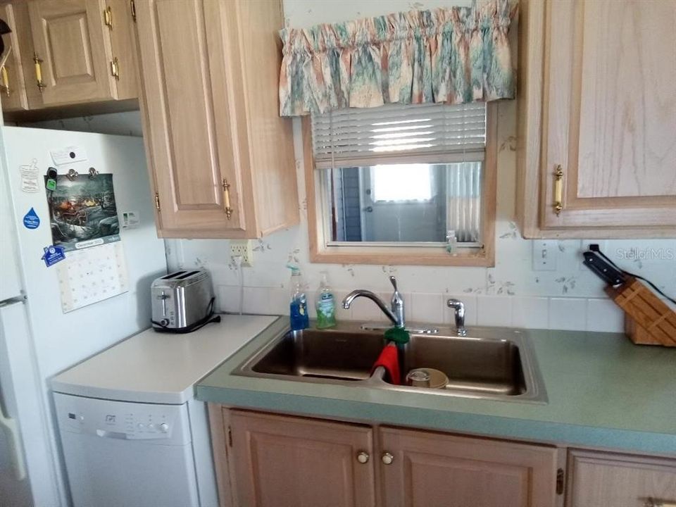 For Sale: $155,000 (2 beds, 1 baths, 1100 Square Feet)