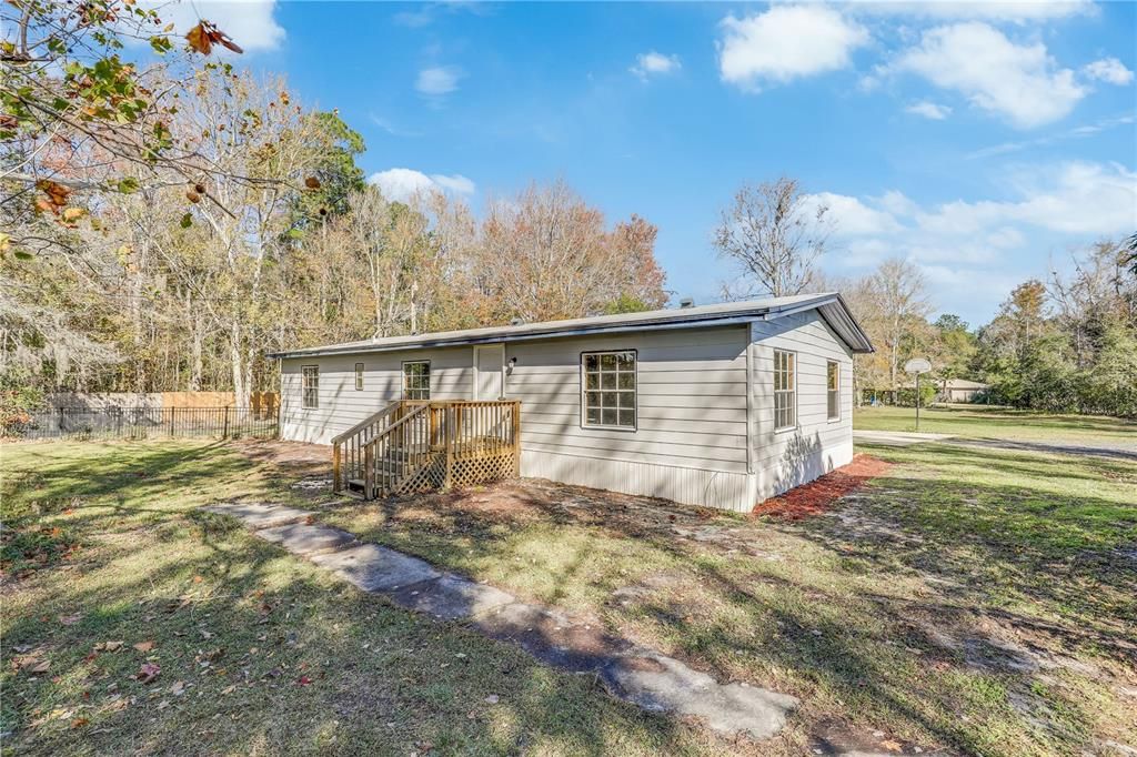 Recently Sold: $160,000 (3 beds, 2 baths, 1288 Square Feet)
