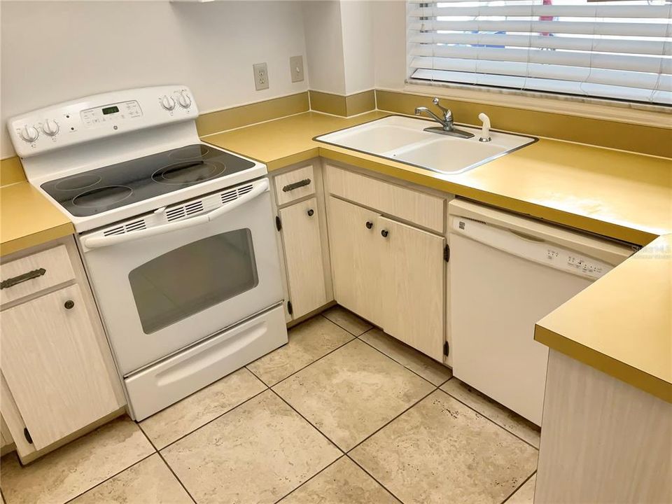 For Sale: $190,000 (2 beds, 2 baths, 1084 Square Feet)