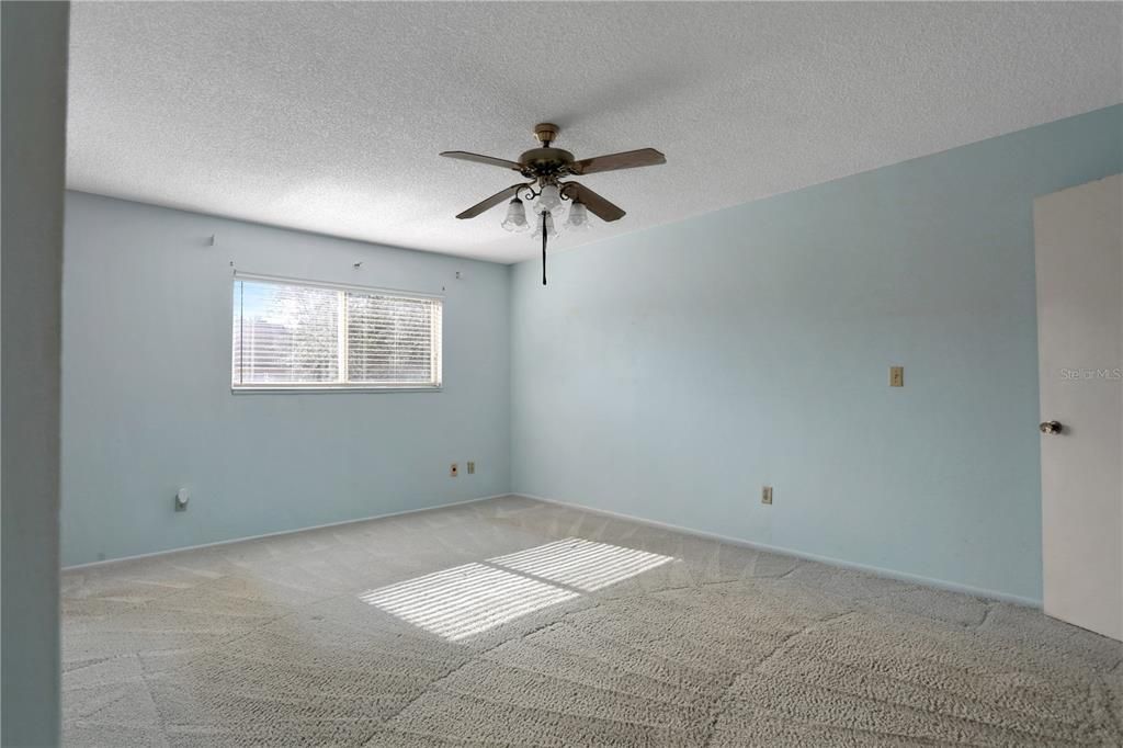 Active With Contract: $199,900 (2 beds, 2 baths, 1680 Square Feet)