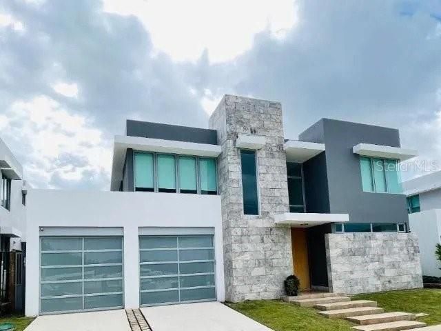 Vendido Recientemente: $1,050,000 (4 camas, 3 baños, 6458 Pies cuadrados)