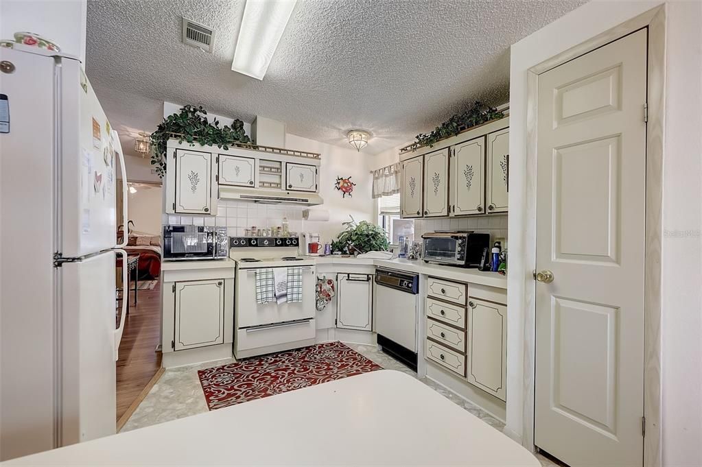 For Sale: $185,000 (2 beds, 2 baths, 1144 Square Feet)