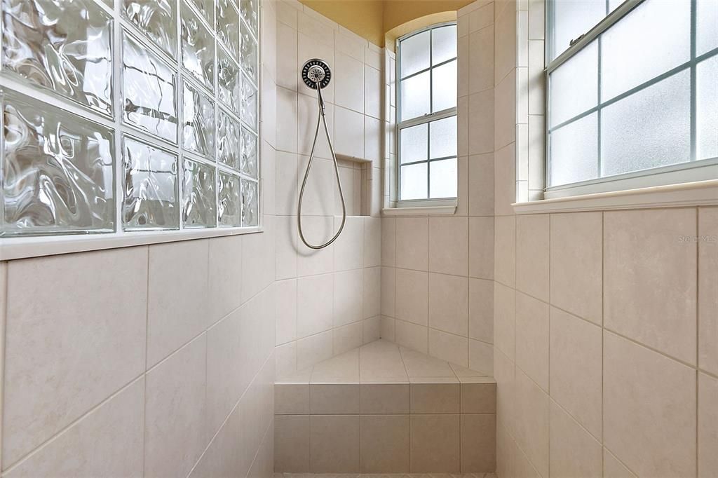 En suite w/tiled walk in shower