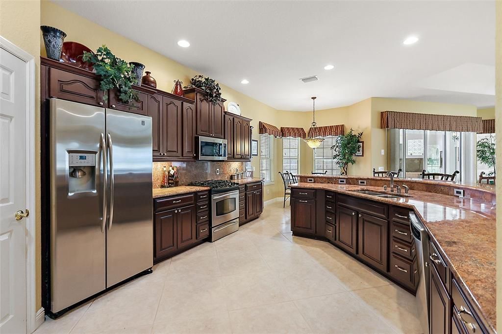 Kitchen w/stainless appliances