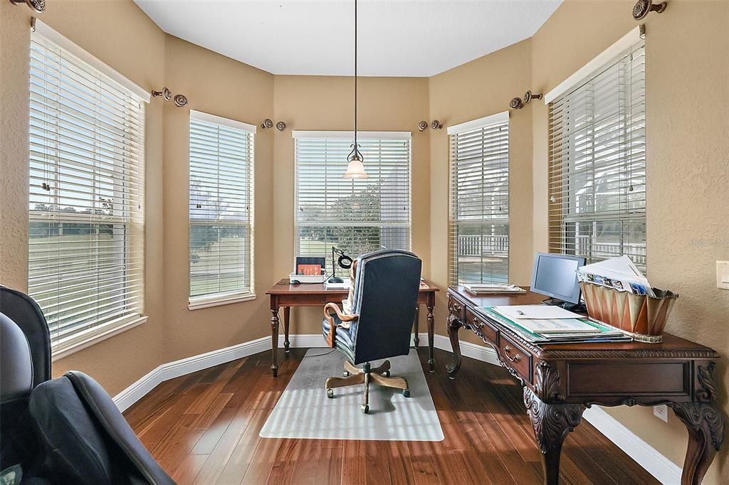 Master bedroom w/sitting area