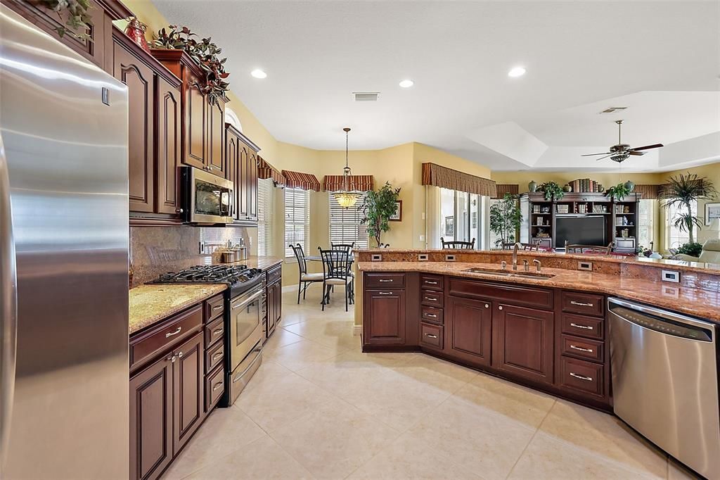 Eat in kitchen w/tile flooring