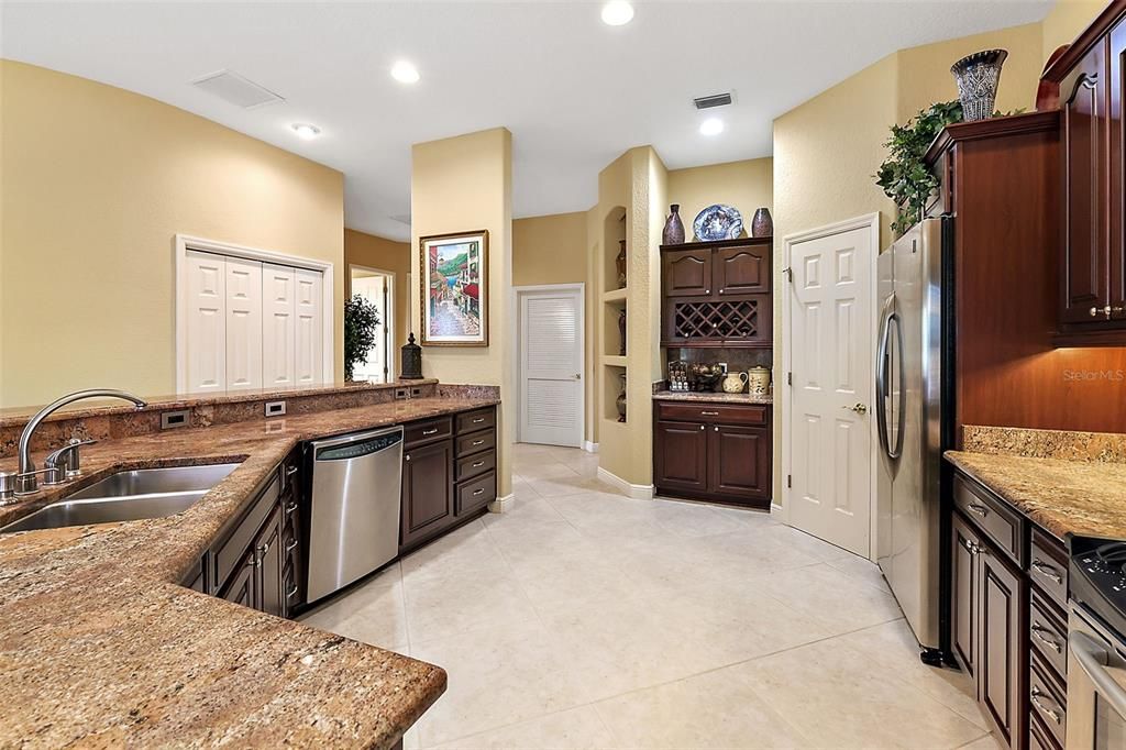 Kitchen w/double sink & tile floor