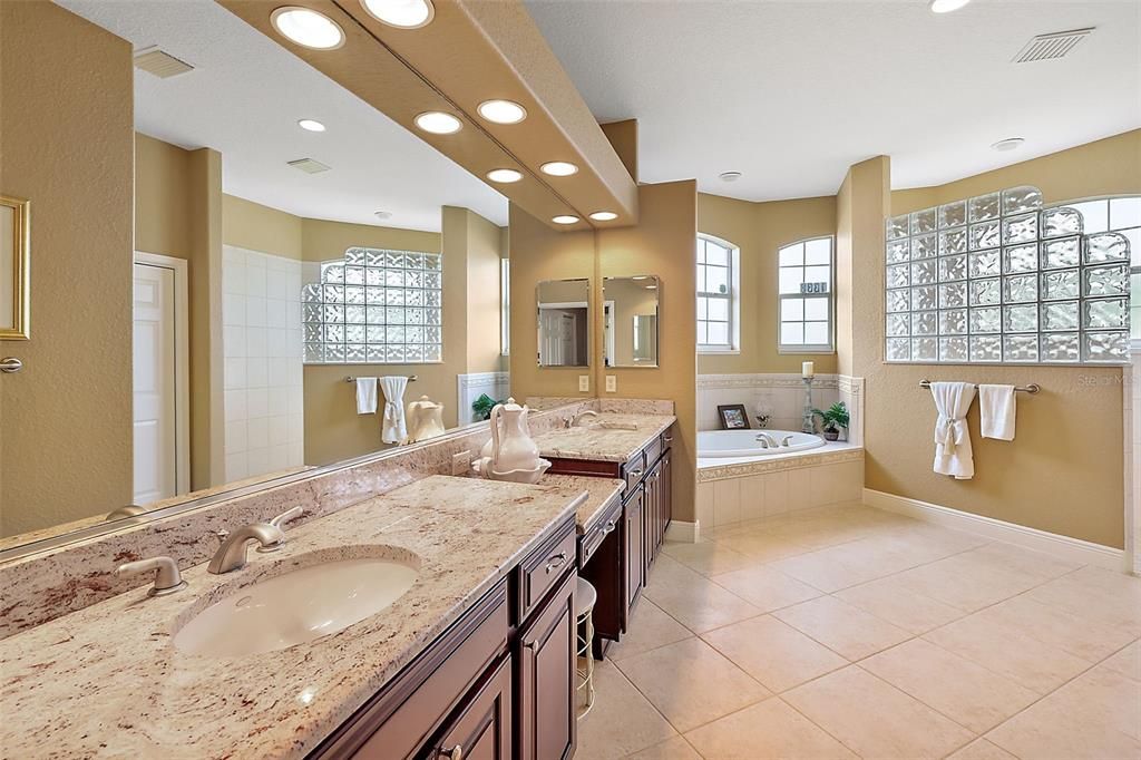 En suite w/double vanities & Tub