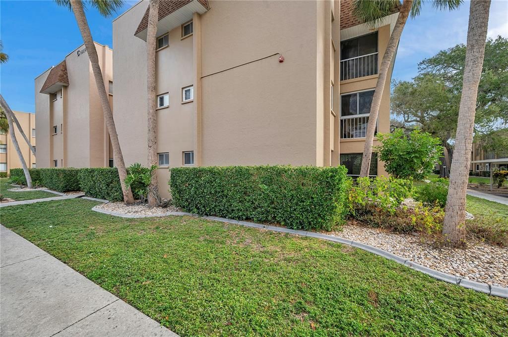 Active With Contract: $120,000 (1 beds, 1 baths, 639 Square Feet)