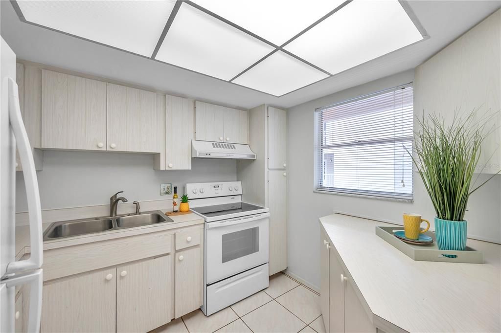 Active With Contract: $120,000 (1 beds, 1 baths, 639 Square Feet)