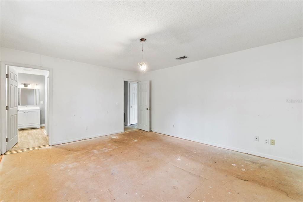 For Sale: $349,000 (2 beds, 2 baths, 1977 Square Feet)