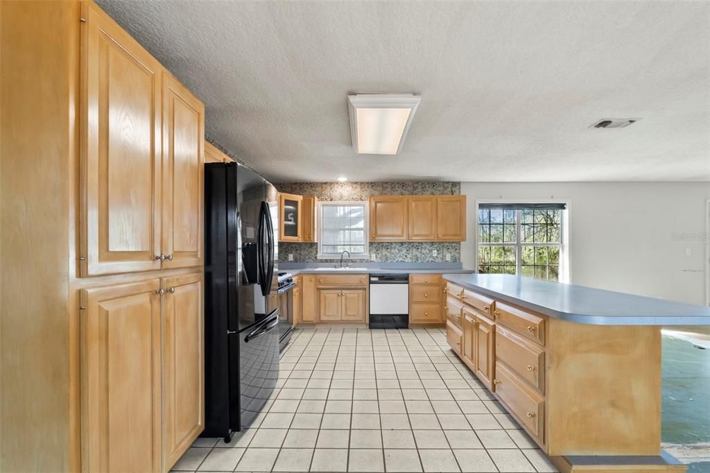 For Sale: $349,000 (2 beds, 2 baths, 1977 Square Feet)
