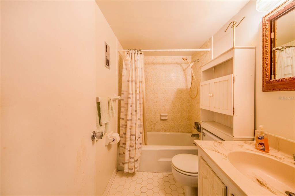 For Sale: $108,000 (2 beds, 2 baths, 1030 Square Feet)
