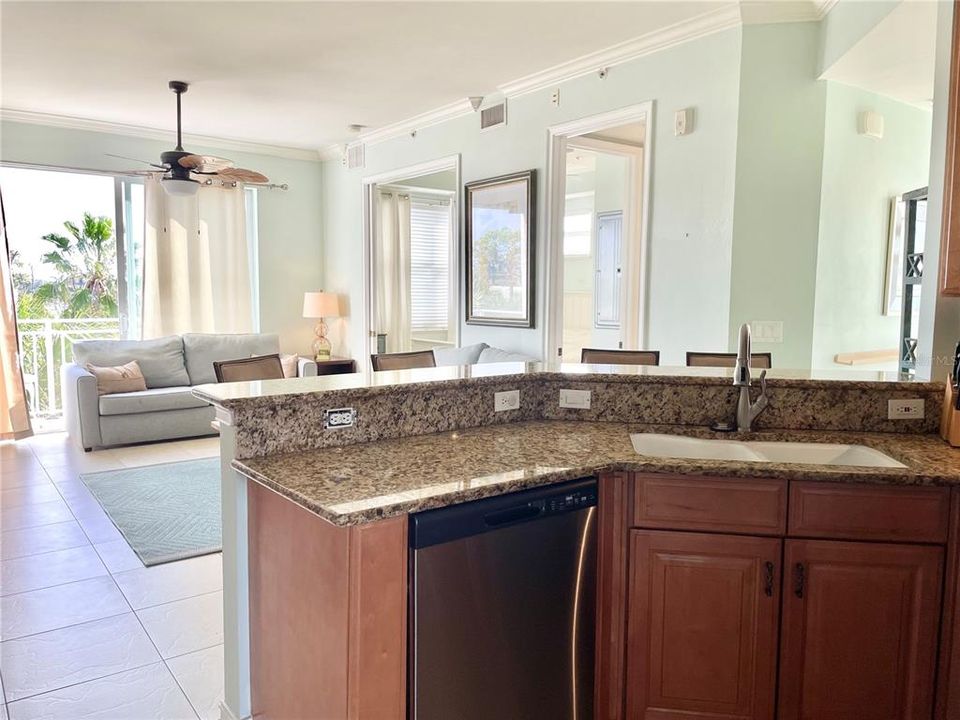 Active With Contract: $369,000 (3 beds, 3 baths, 1127 Square Feet)
