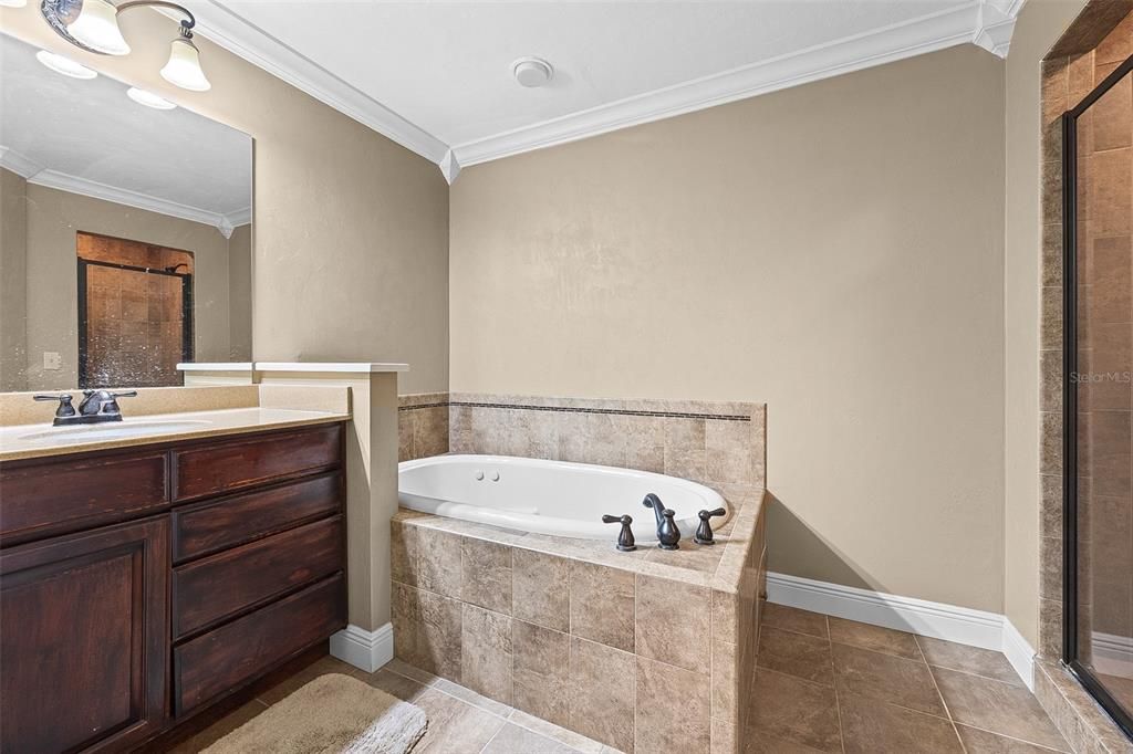 Недавно продано: $675,000 (5 спален, 4 ванн, 3766 Квадратных фут)