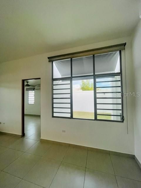 Vendido Recientemente: $689,000 (4 camas, 3 baños, 1850 Pies cuadrados)