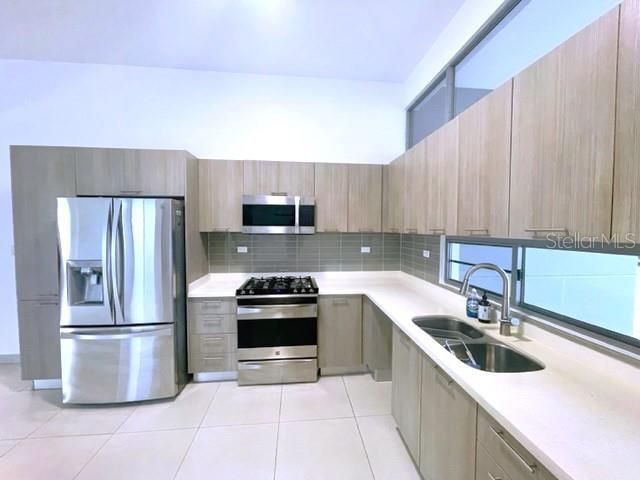 Vendido Recientemente: $689,000 (4 camas, 3 baños, 1850 Pies cuadrados)