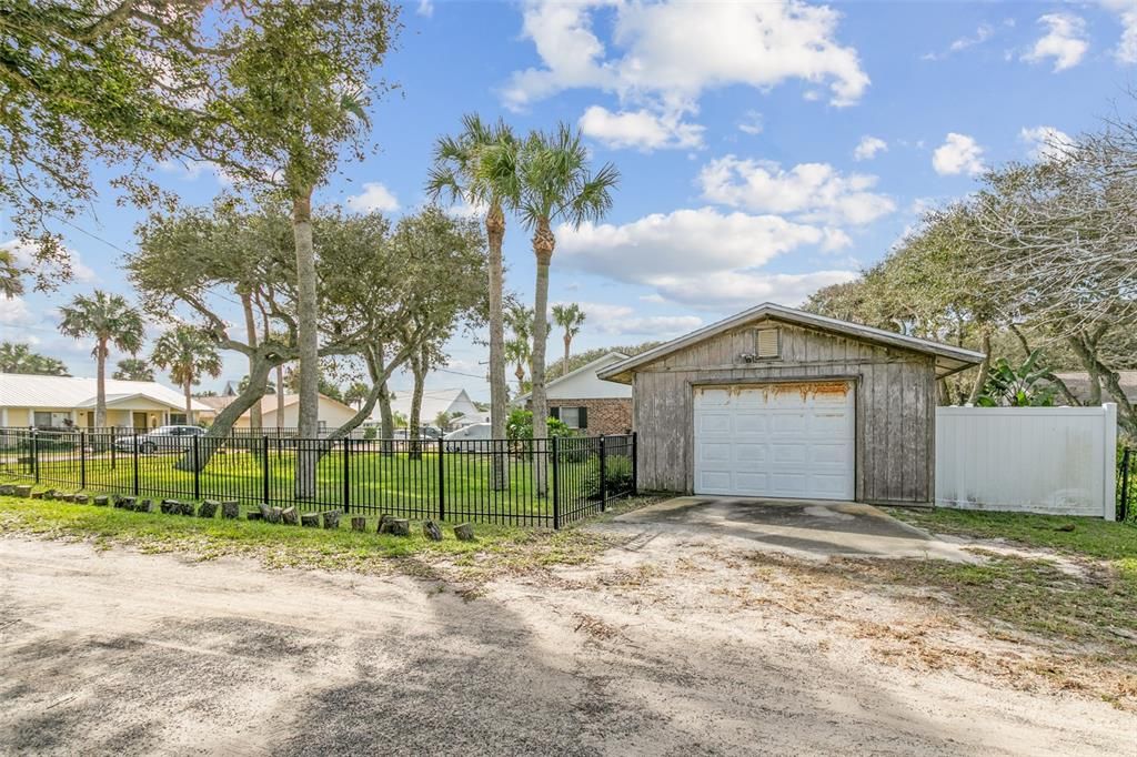 Active With Contract: $542,000 (3 beds, 2 baths, 1668 Square Feet)