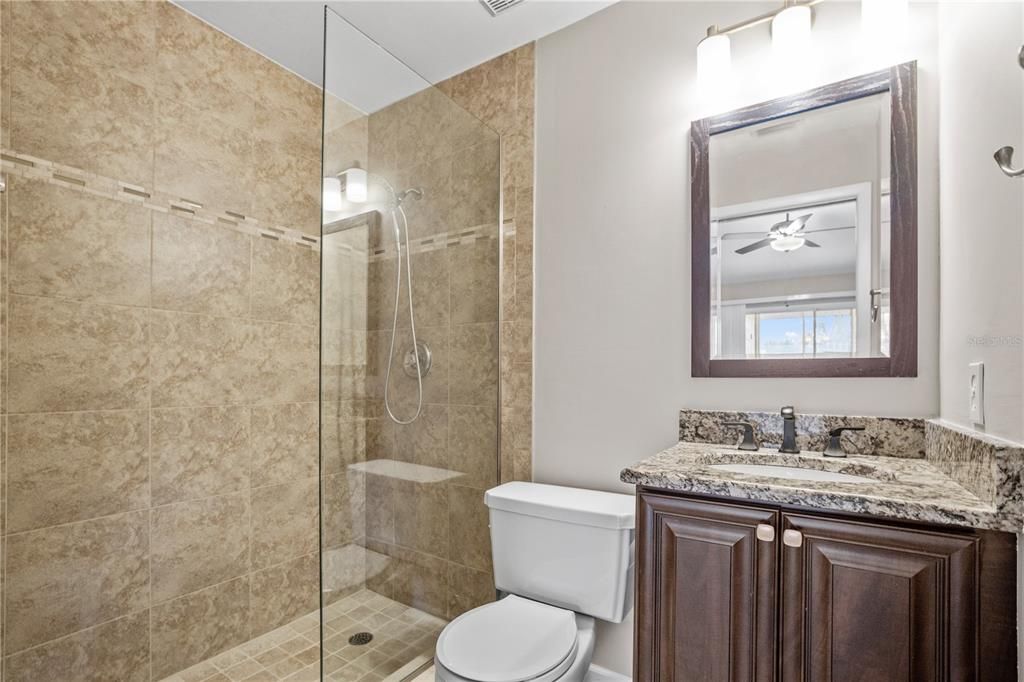 最近售出: $205,000 (2 贝兹, 2 浴室, 933 平方英尺)