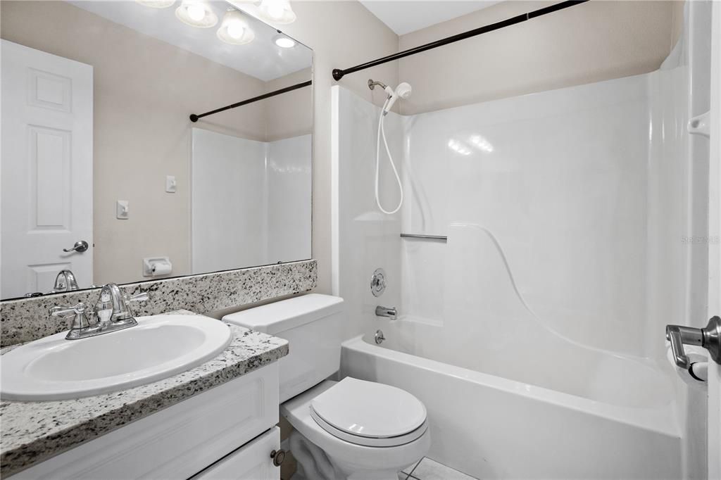 最近售出: $205,000 (2 贝兹, 2 浴室, 933 平方英尺)